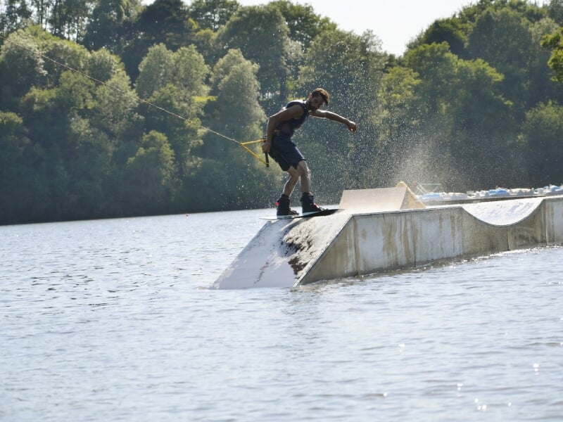 wakeboarder sur un module du wake park d'apremont