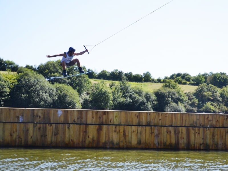 homme qui effectue un saut en wakeboard près de la roche-sur-yon