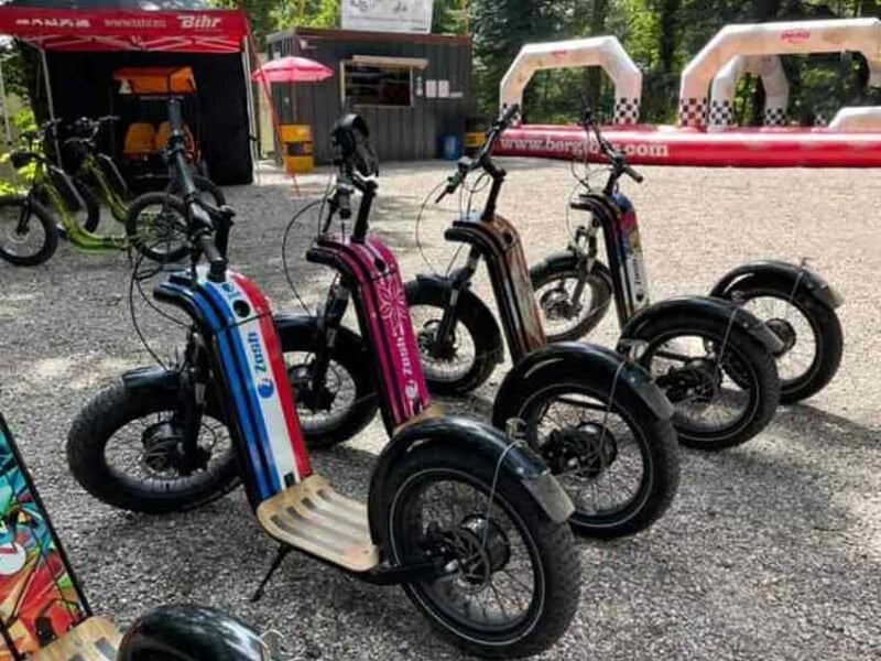 Quatre trottinettes électriques.