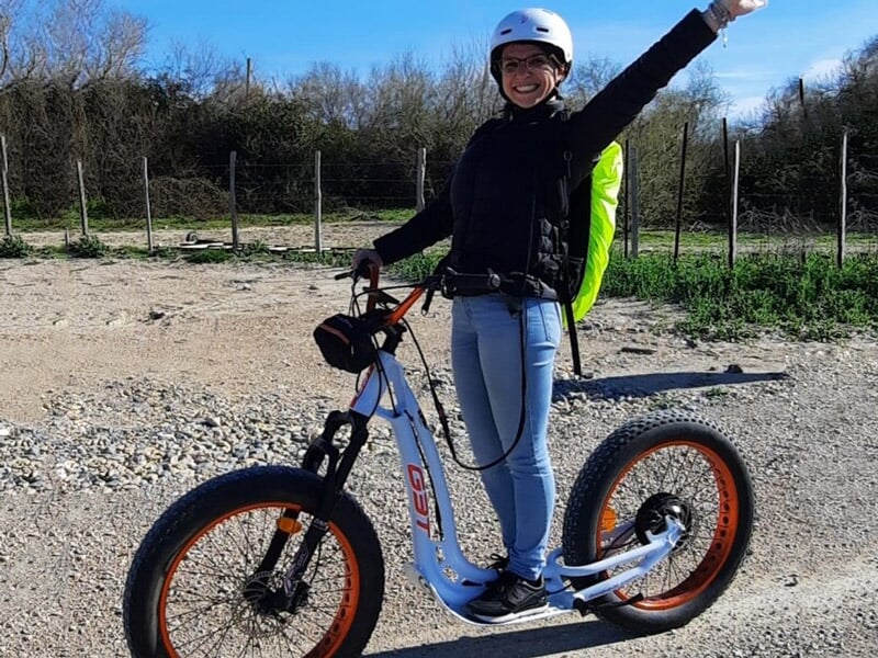 une femme lors d'une rando trottinette