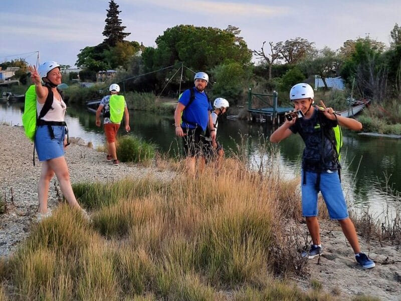 un groupe de randonneurs fait une pose durant la balade en trottinette