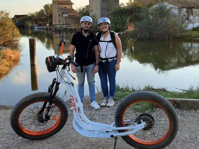 un couple de randonneurs pose en photo durant la balade en trott