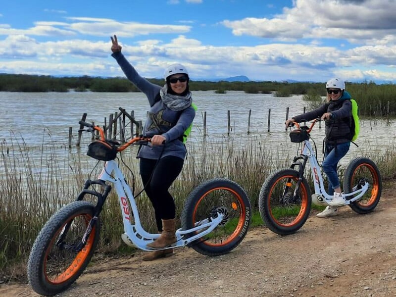 Groupe de randonneurs à trottinette