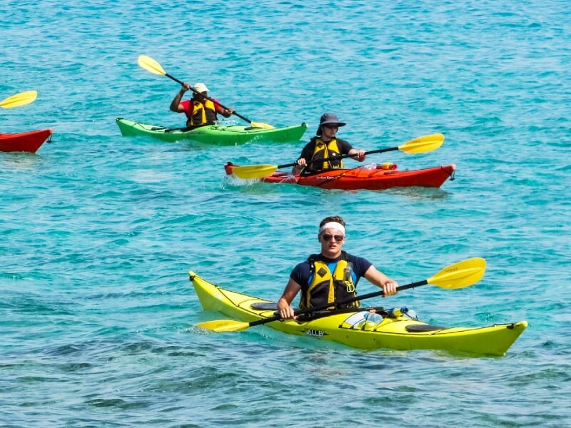 kayakistes dans la baie de pinarello en corse