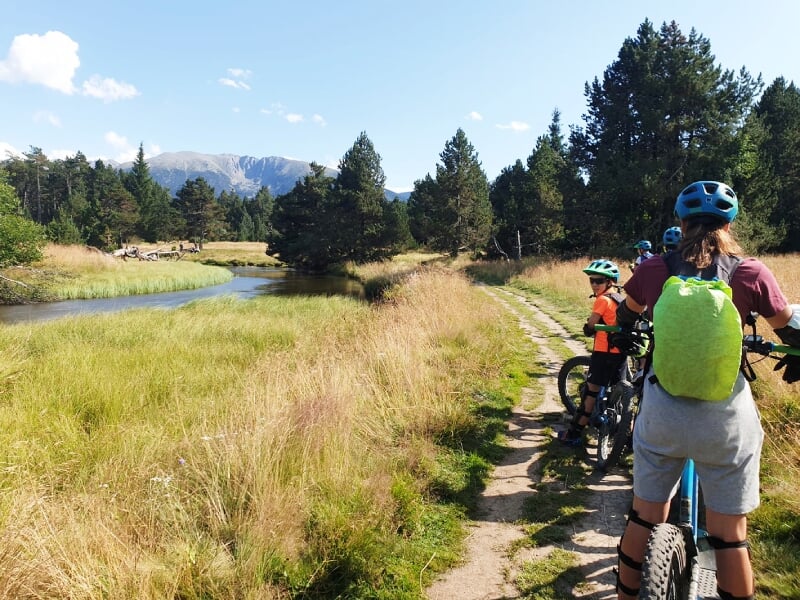 randonnée familiale en trottinette tout-terrain dans la nature