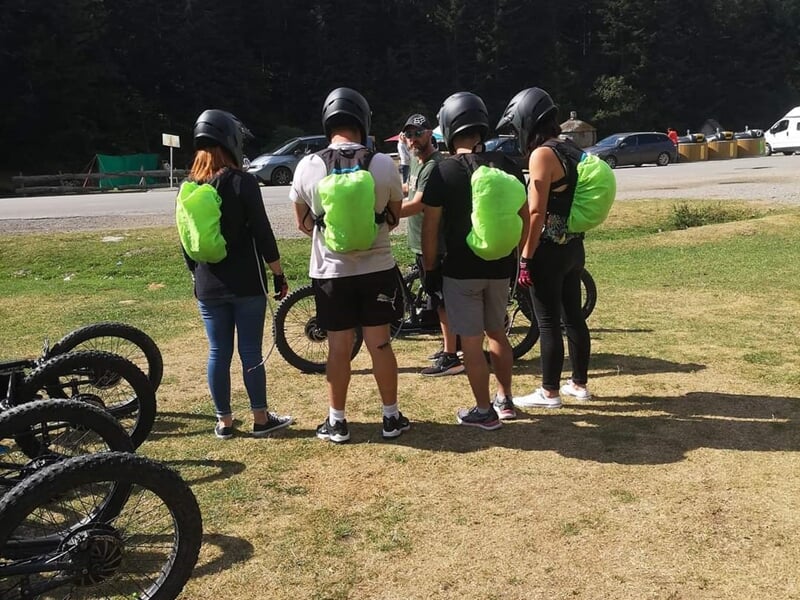 petit briefing avant le départ pour la balade en trottinette