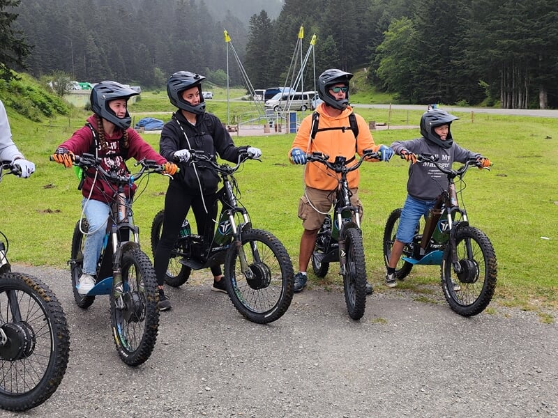 une famille prête à partir en trottinette électrique