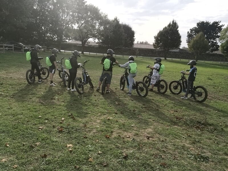Groupe sur le départ pour une randonnée en trottinette électrique