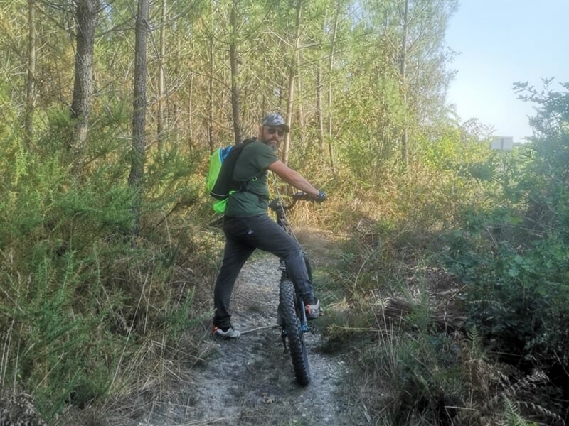 personne en randonnée de trottinette électrique