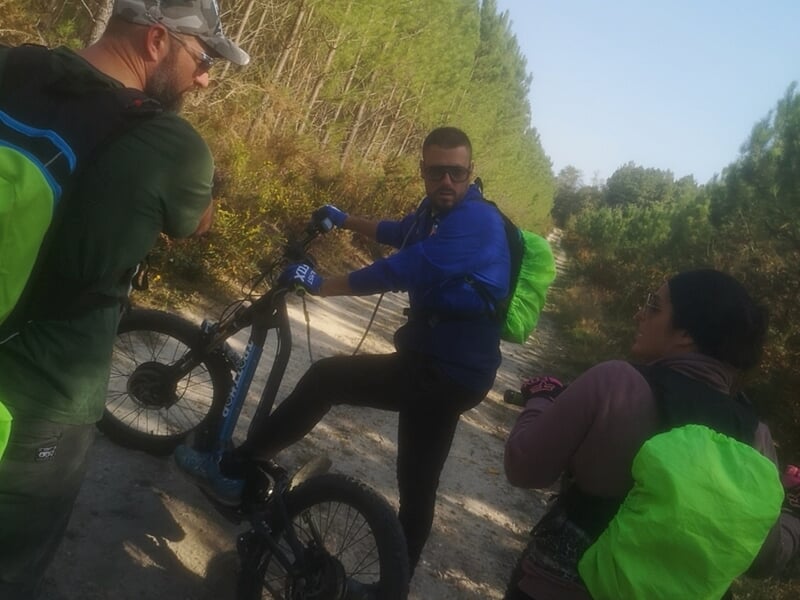groupe en balade à trottinette