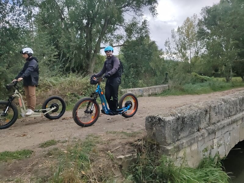 groupe de personnes en trottinette électrique dans la nature