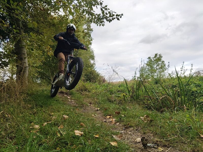 personne en trottinette électrique dans la nature