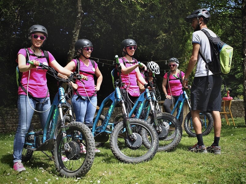 départ pour une balade en trottinette en EVJF