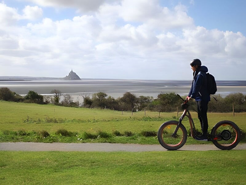 vue sur le Mont Saint-Michel au guidon de la trottinette tout-terrain