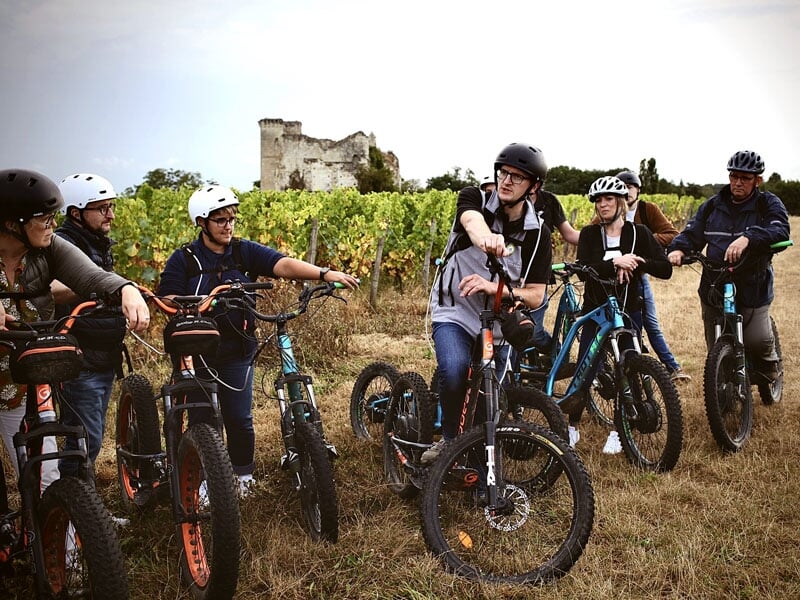 un groupe de randonneurs à trottinette fait une pause en pleine nature