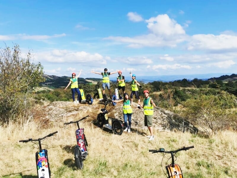 un groupe en randonnée dans le puy-de-dôme