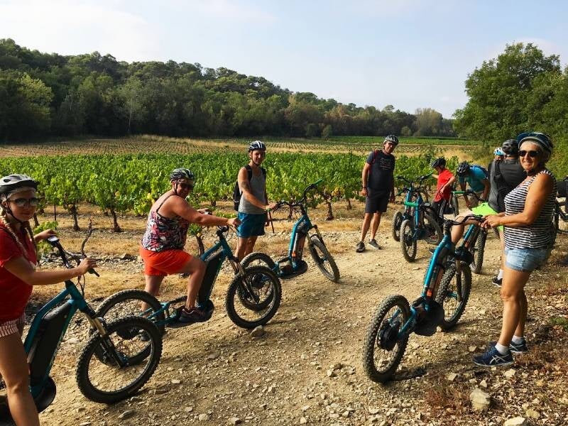 balade en trottinette tout-terrain dans les vignes près d'anduze