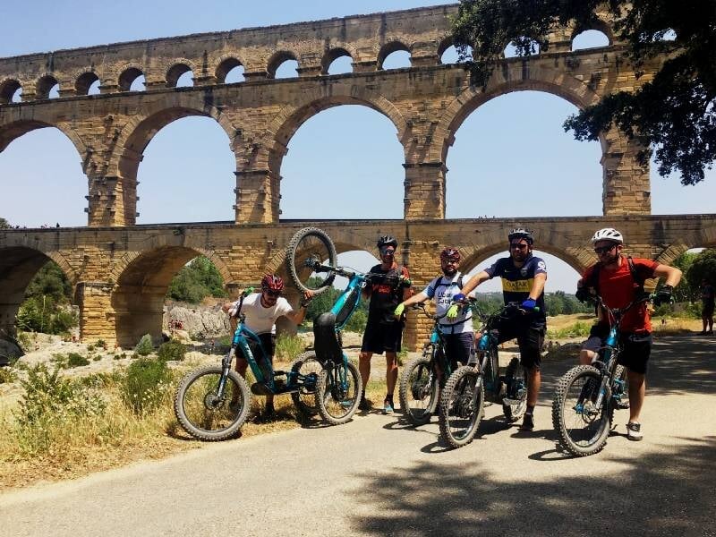 randonnée en trottinette électrique tout-terrain au pied du pont du gard