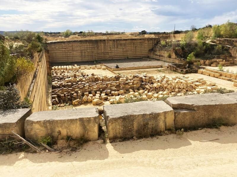 découverte des anciennes carrières de pierre du gard en trottinette électrique