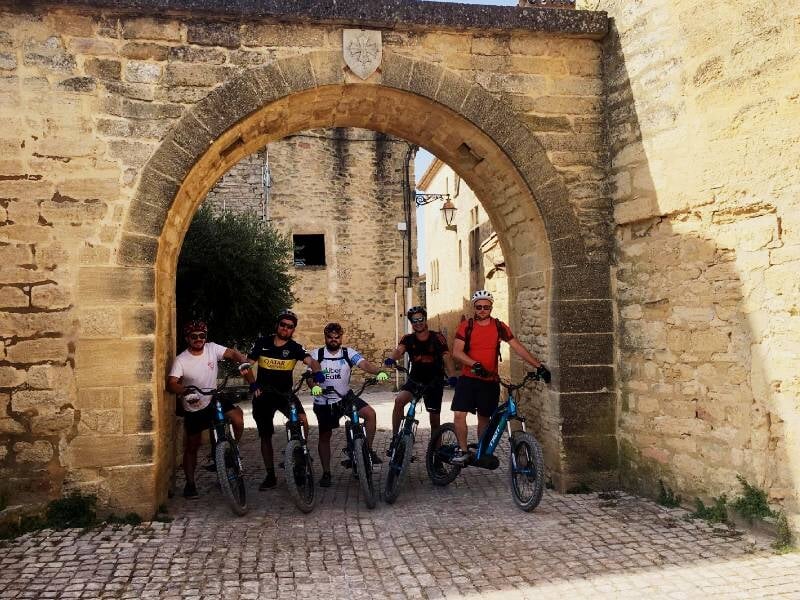 balade en trottinette électrique au coeur d'un village typique du gard