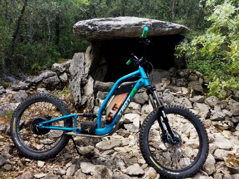 pause trottinette à l'oppidum des nages près de caveirac