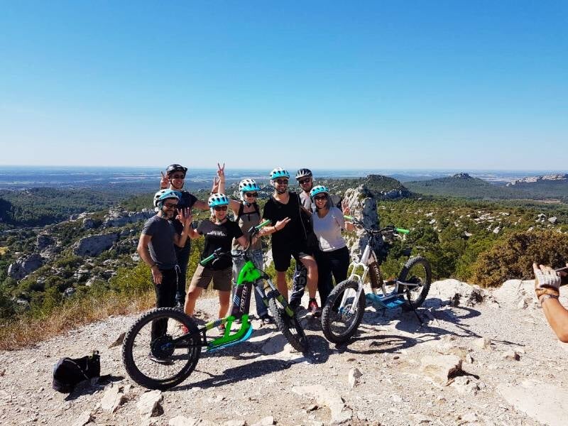 groupe de randonneurs en trottinettes électriques dans les hauteurs du gard près de nîmes