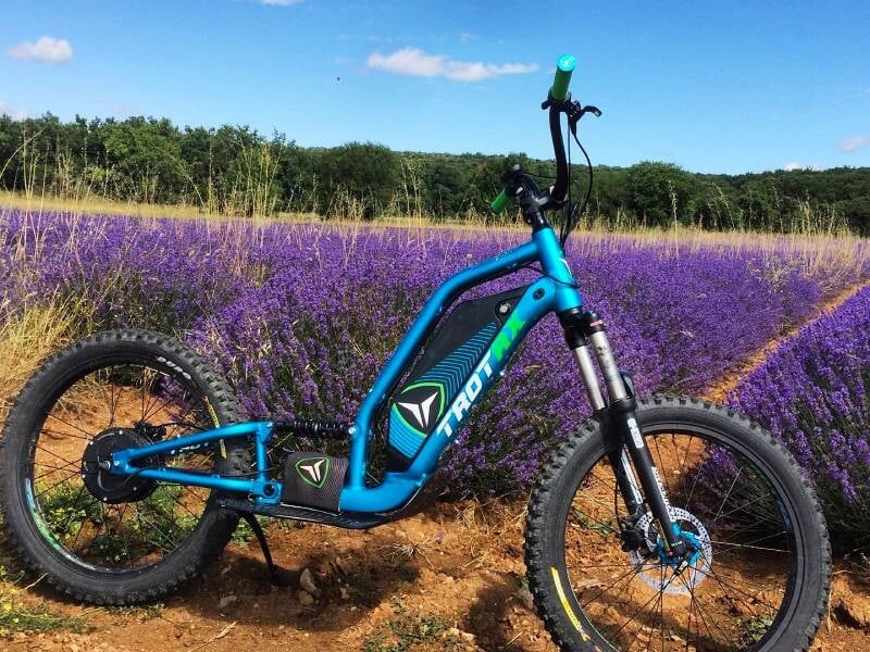 balade en trottinette tout-terrain dans les lavandes à saint-just-et-vacquières