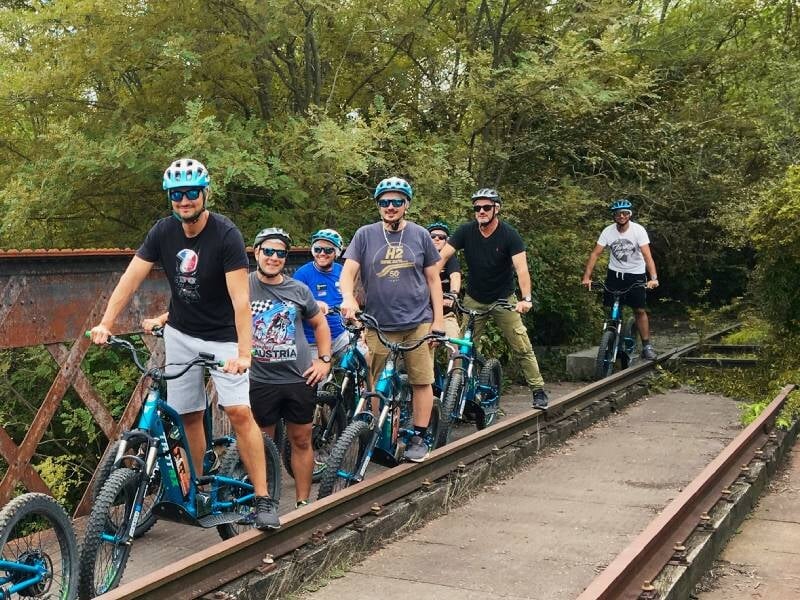 découverte d'une ancienne voie de chemin de fer près d'uzès en trottinette électrique tout-terrain