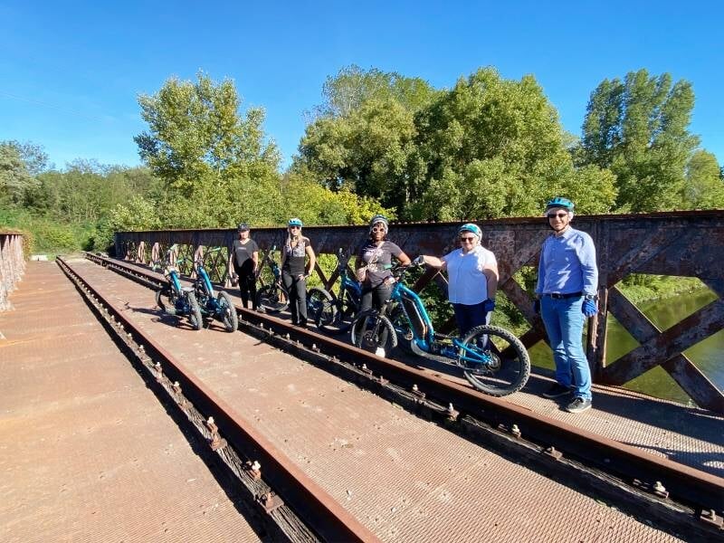 anciennes voies de chemin de fer près d'alès en trottinette électrique