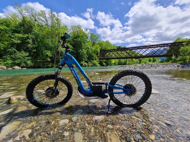 une trottinette garée dans la rivière