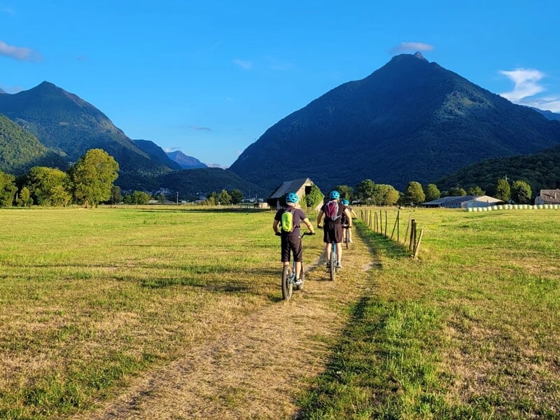 traverser les champs en trottinette au pied du massif