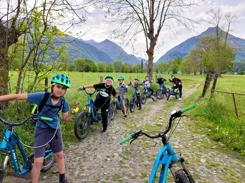 sortie en trottinette pour un groupe d'enfants