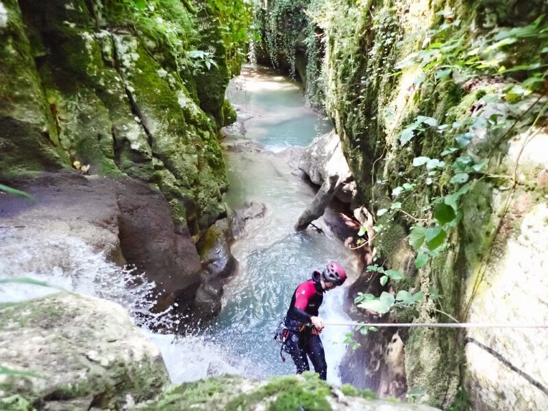 descente en rappel dans le canyon du grenant