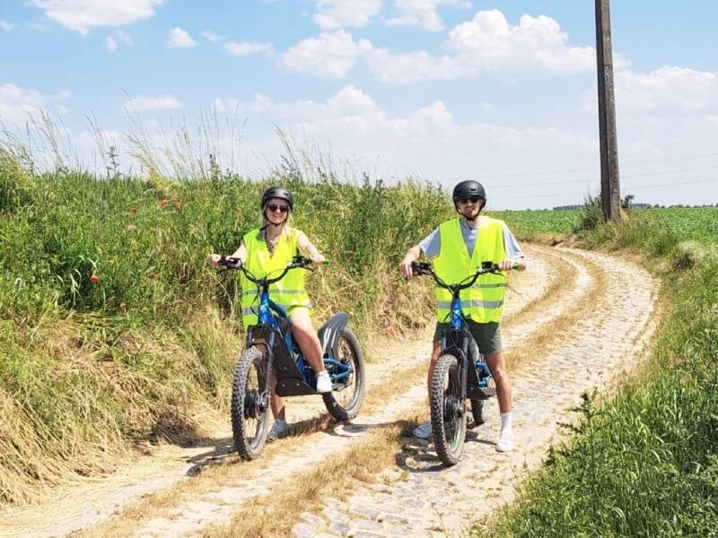 randonnée en trottinette électrique sur les pavés de paris-roubaix