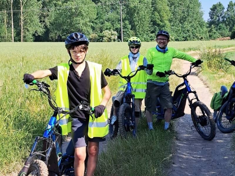 famille en trottinette électrique tout-terrain dans la pévèle près de lille