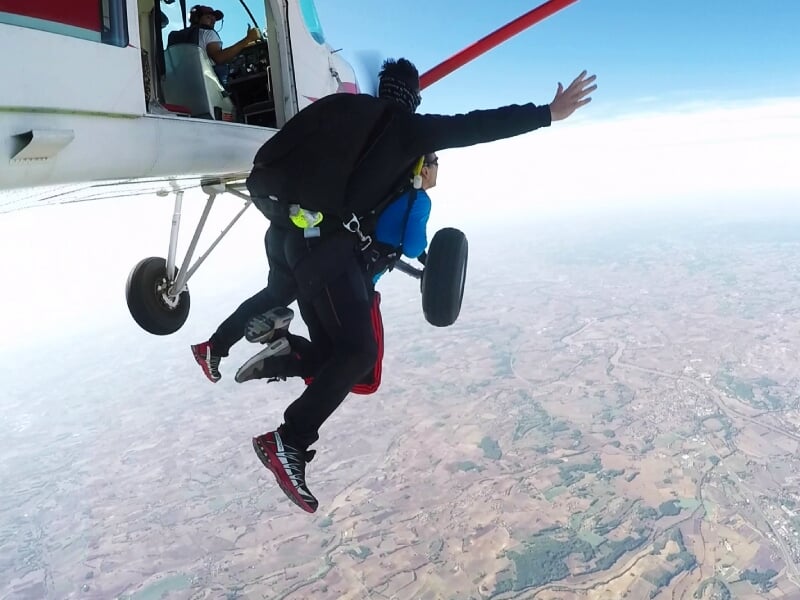 grand saut dans le vide avec un parachutiste professionnel