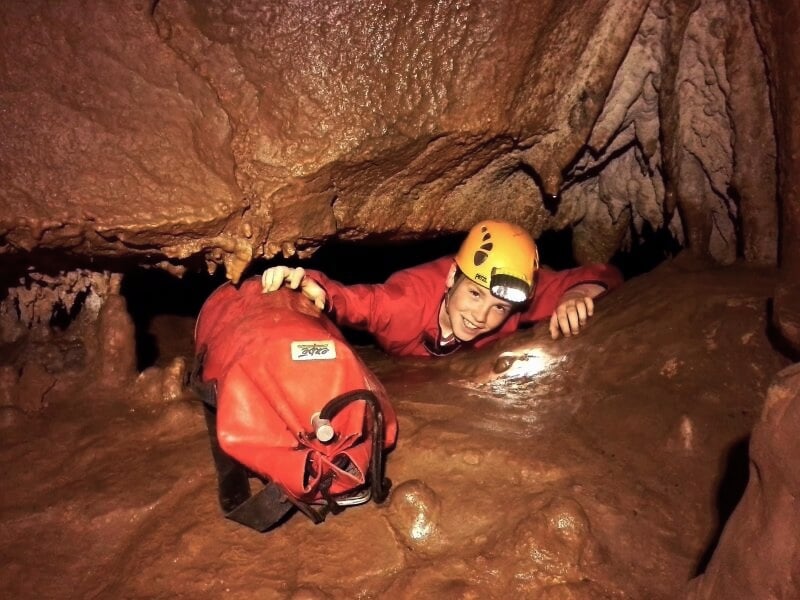 enfant couché dans la grotte de la fontaine de champclos
