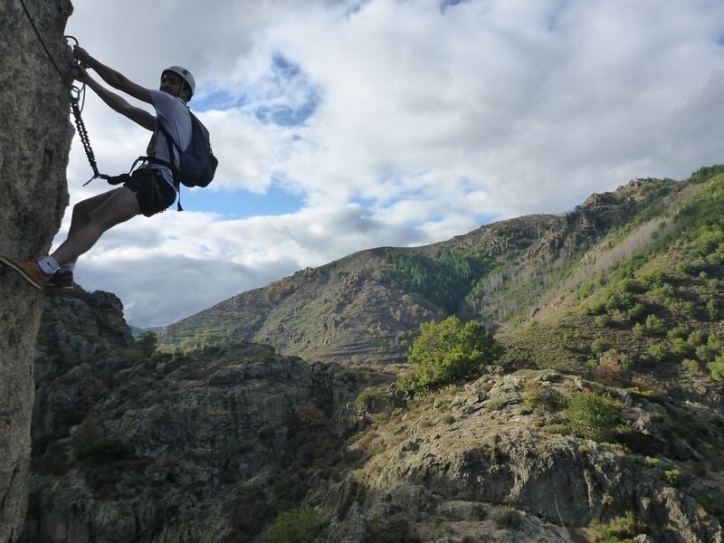 Personne pratiquant la via ferrata en Lozère