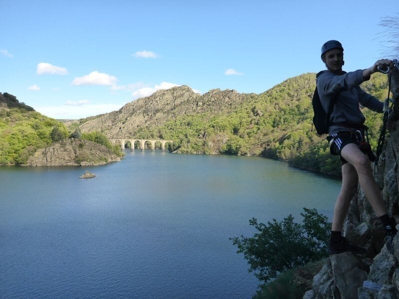 Personne pratiquant la via ferrata au dessus du lac de Villefort