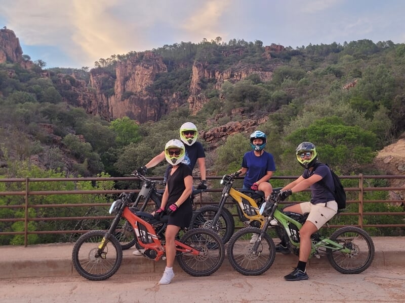 groupe de 4 personnes en moto dans la nature