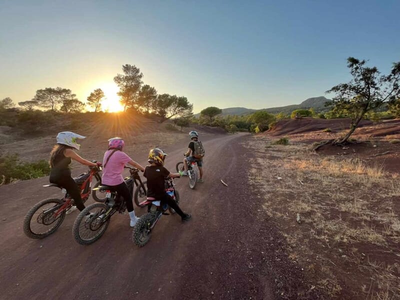 groupe de personnes en moto sur chemin soleil couchant