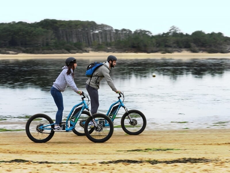 Deux personnes en trottinette électrique dans les Landes