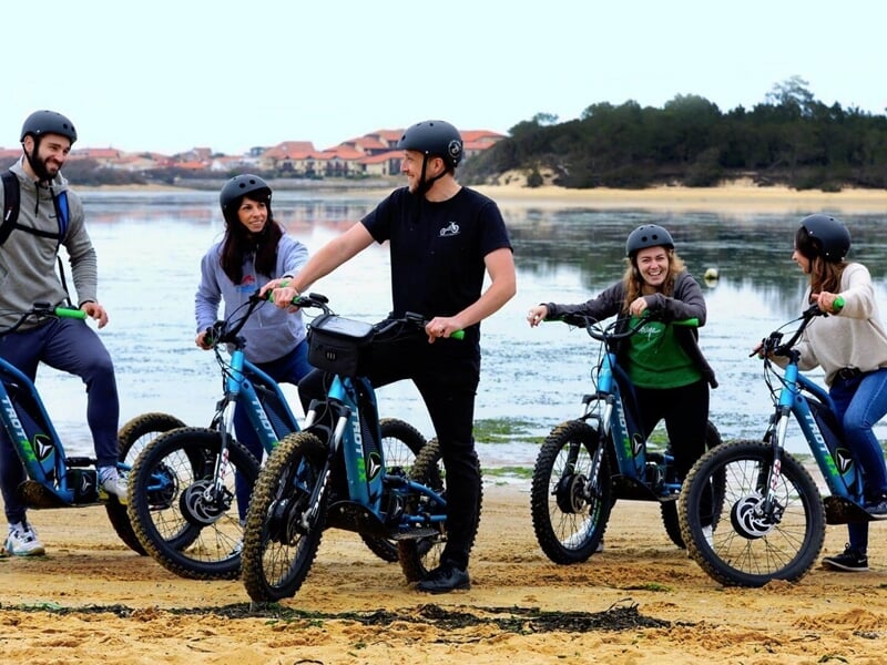 Famille en trottinette électrique dans les Landes