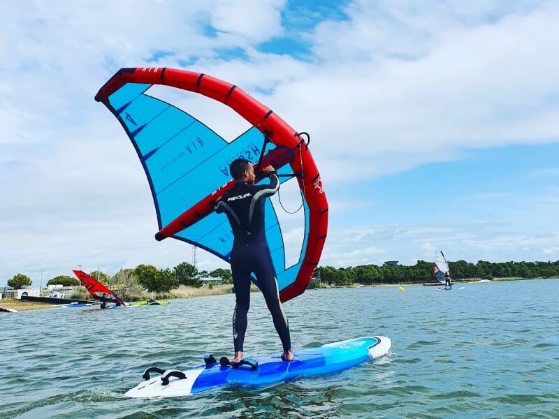 homme qui s'initie au wingfoil à la tranche-sur-mer