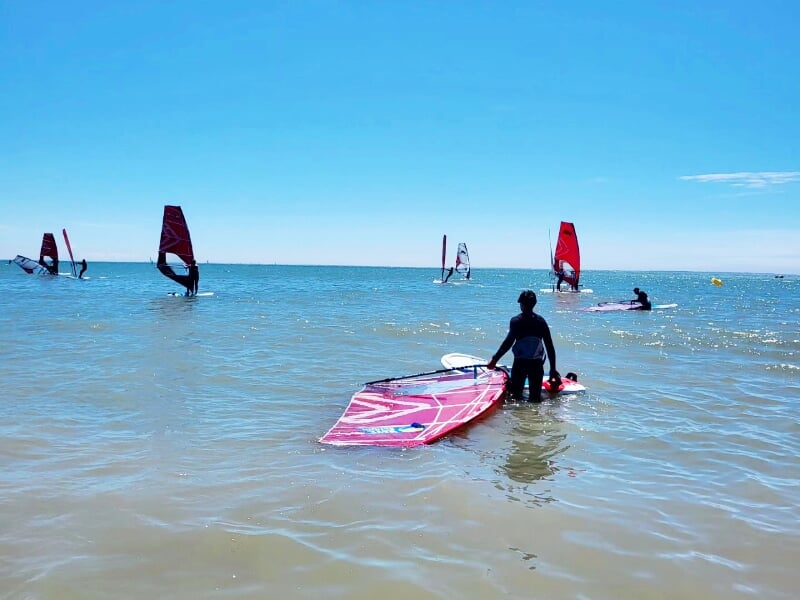 mise à l'eau de la planche à voile à la tranche-sur-mer
