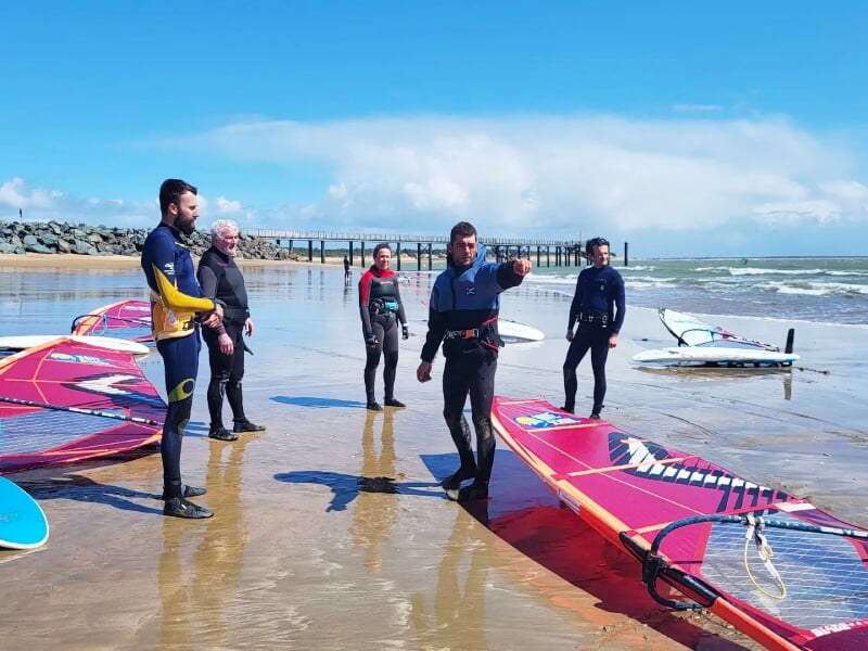 préparation du matériel de windsurf au bord du lac