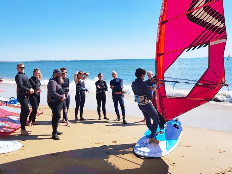 briefing et démonstration de windsurf sur le sable