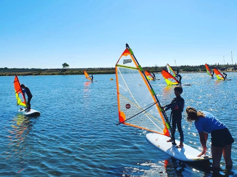 enfant sur une planche à voile en vendée
