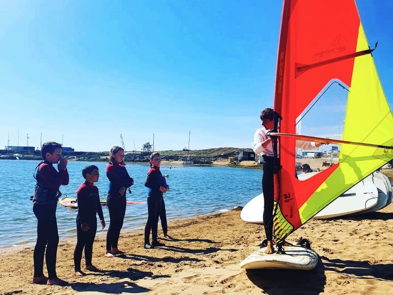 briefing des enfants sur le bord du lac
