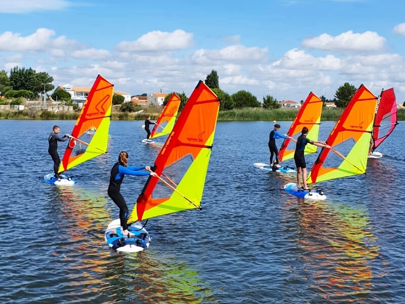 enfants qui pratiquent le windsurf à la tranche-sur-mer